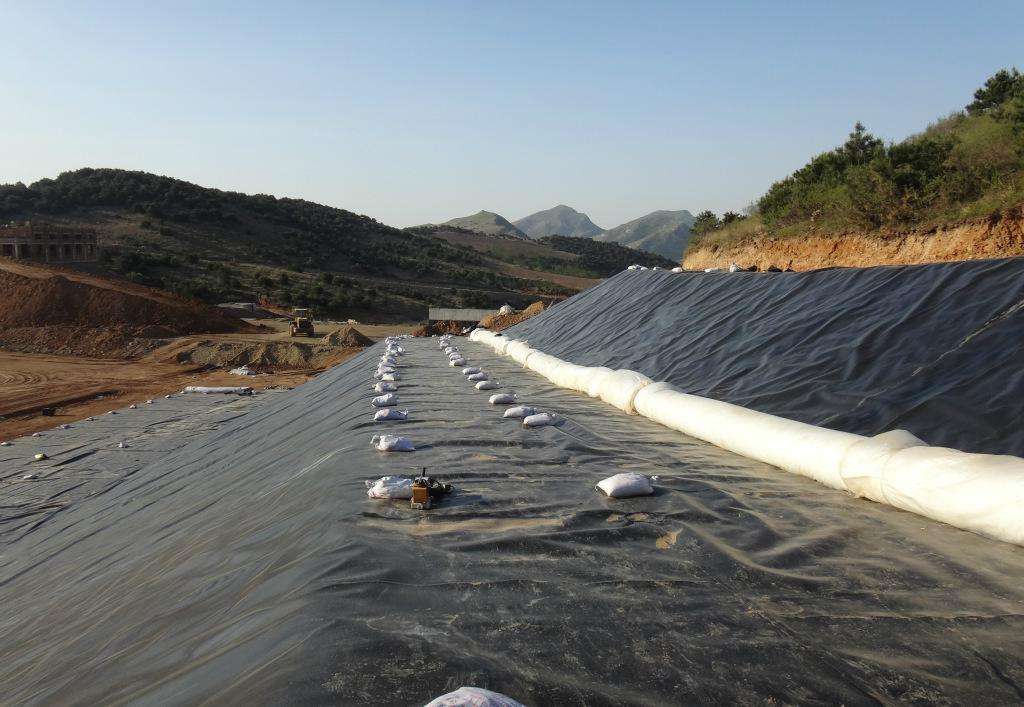 防止垃圾填埋場出現(xiàn)水平滲漏的根本辦法是?