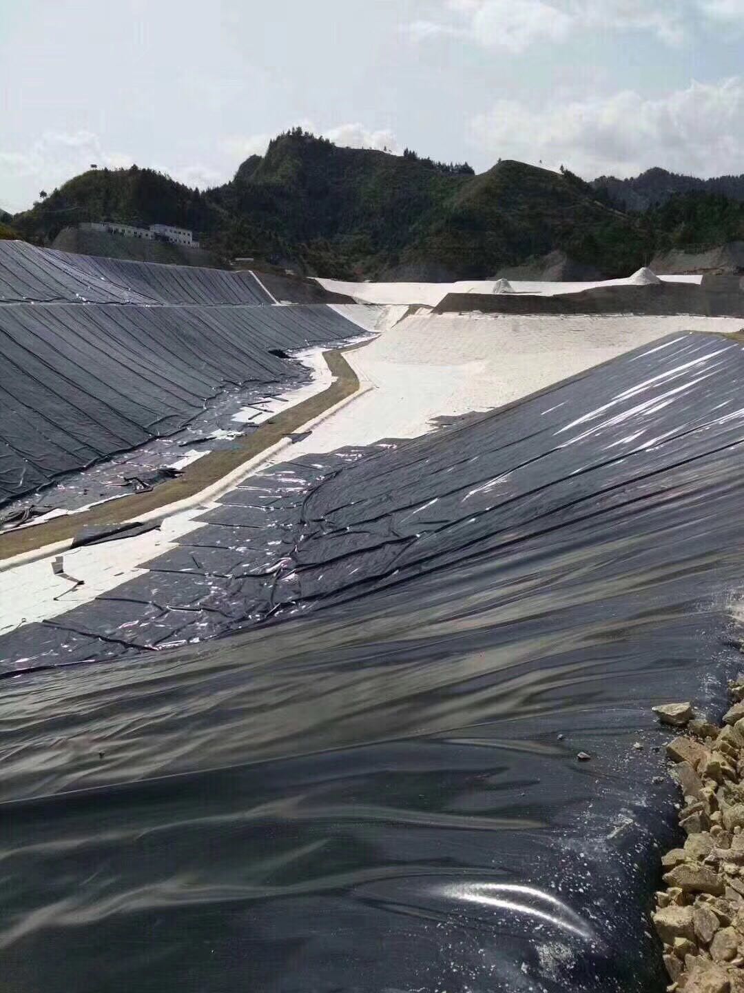 HDPE防滲膜在污水蒸發(fā)池鋪設(shè)特有步驟有哪些？