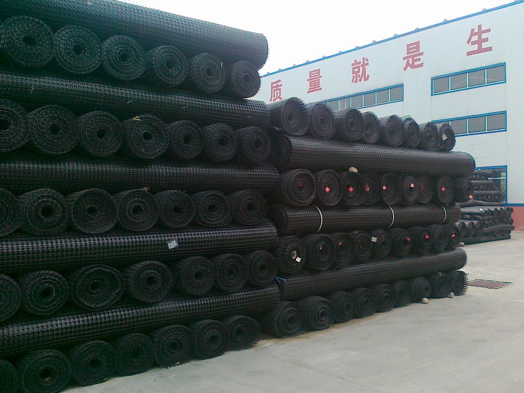 200kN高強(qiáng)塑料土工格柵對防波堤處理效果