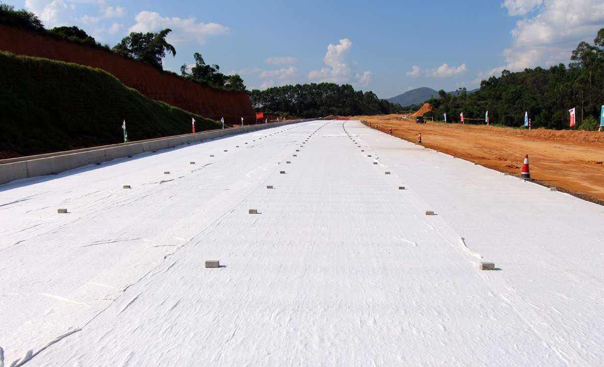 聚酯無(wú)紡布作為車(chē)庫(kù)頂板過(guò)濾層鋪設(shè)的優(yōu)勢(shì)