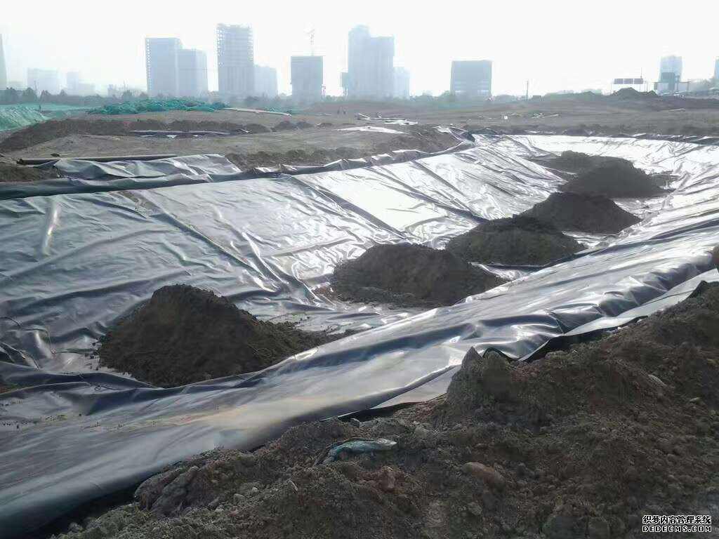 復(fù)合土工膜連接采用膜焊布縫的方式如何進(jìn)行？