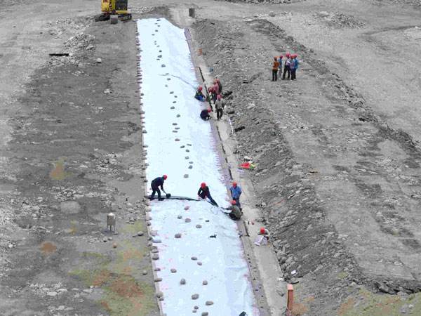 復合土工膜渠道搭接根據(jù)渠道斷面尺寸確定