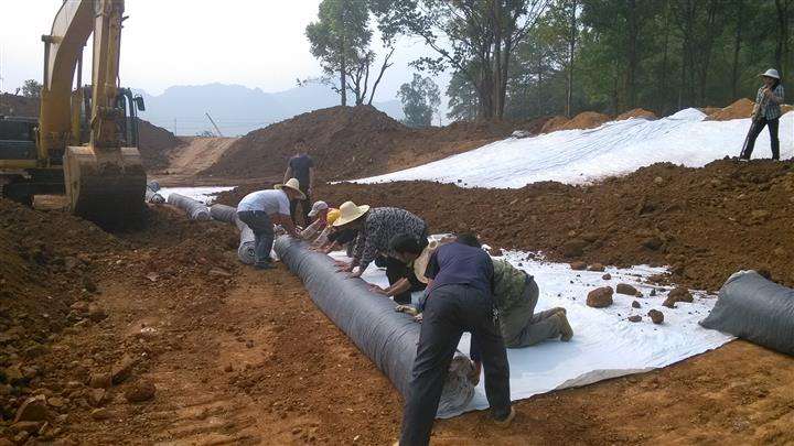 防滲膜可有效避免雨水對高速公路造成穩(wěn)定性影響