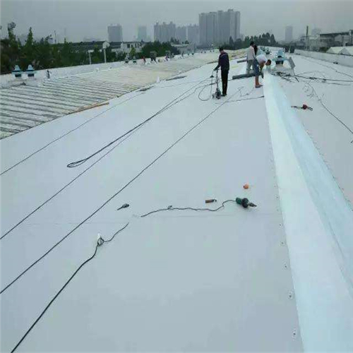 庫壩坡土工膜的鋪設(shè)在壩坡夯實(shí)達(dá)到設(shè)計(jì)要求