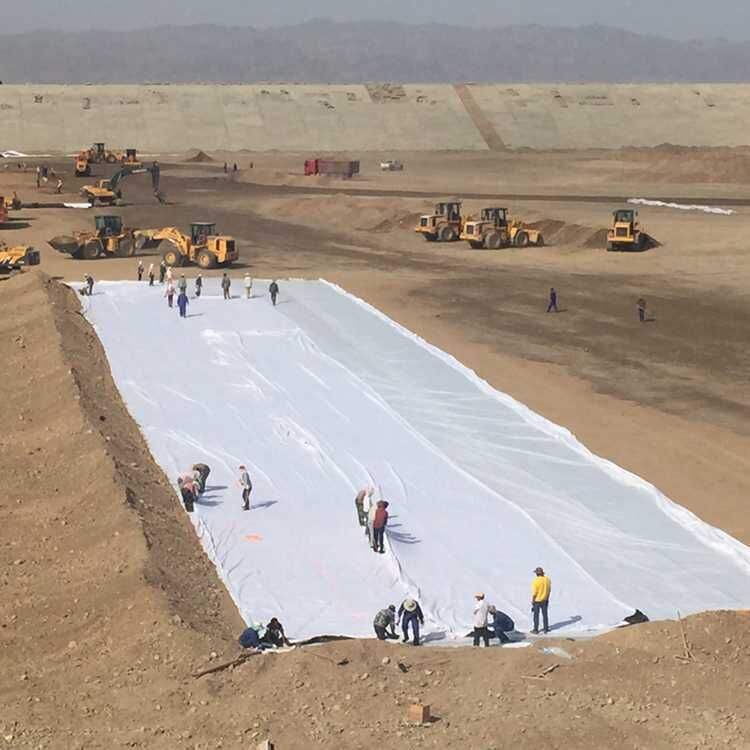 土工布作為加筋布鋪設在路面面層與基層之間可起到什么作用？