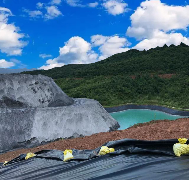 場地位于河漫灘的人工湖如何防止湖水滲漏？