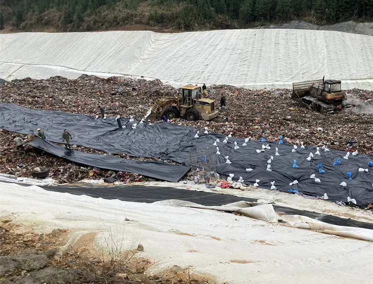 土工格柵和復(fù)合土工膜可以有效降低降水和地下水對路基的影響