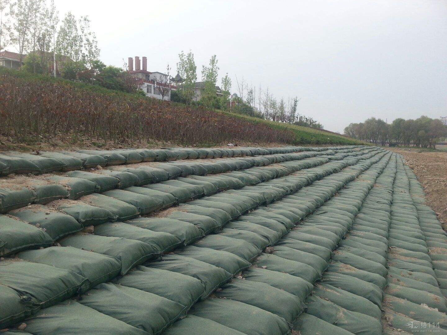 生態(tài)袋護(hù)坡施工的主要流程包含哪些方面？