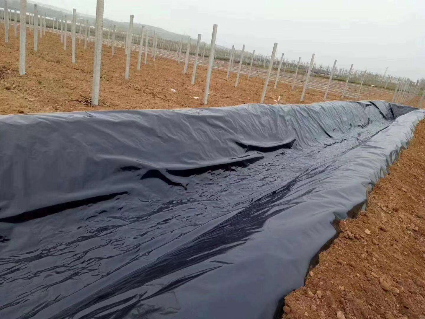 土工膜常用于垃圾填埋場、水庫等，其滲透性能極其重要