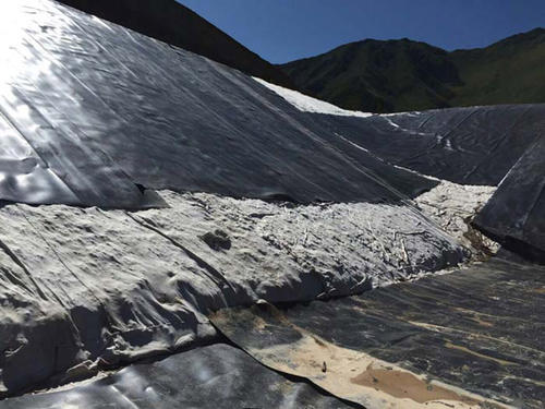 防滲土工膜、膨潤土防水毯搭接寬度符合設計和規(guī)范要求